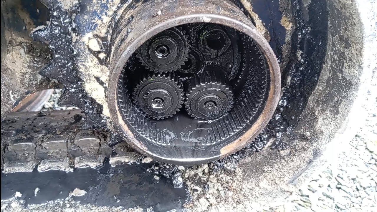 Редуктор хода бортовая поломка мини экскаватора Kubota в строю