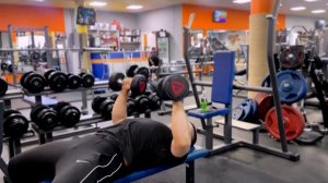 Жим гантелей лежа на горизонтальной скамье