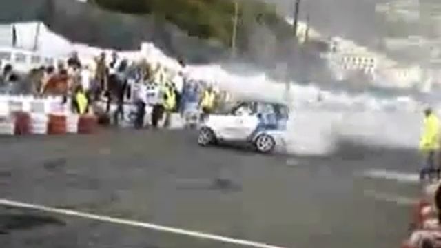 coolest smart car ever! donuts and all then a nice stoppie to finish. смотреть онлайн