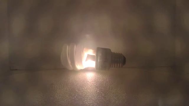 microwaving a cfl light bulb. смотреть онлайн