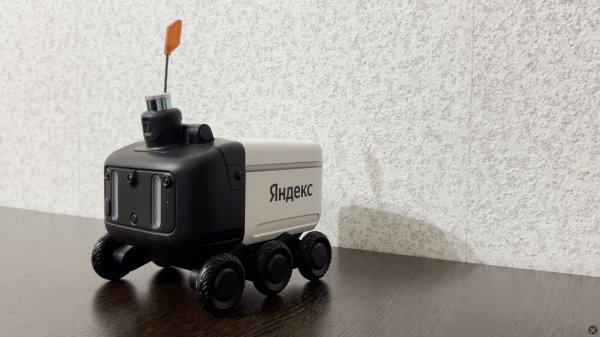Распаковка и обзор игрушечной радиоуправляемой модели робота-доставщика от Яндекса