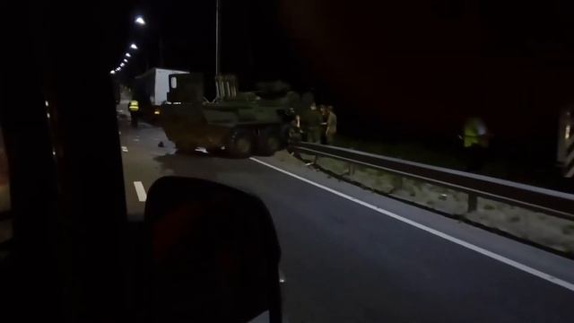 В РФ столкнулись БТР и фура смотреть онлайн