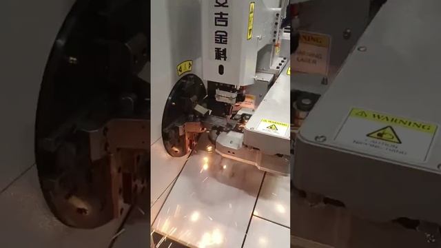 Резка труб на высокоскоростном лазерном труборезе LPC80-B5-BF6000/2000 Raycus смотреть онлайн