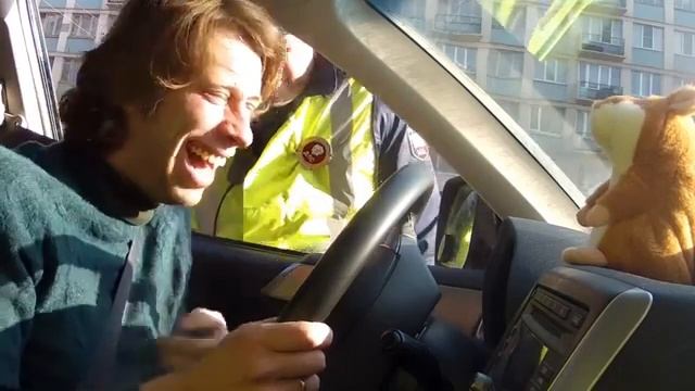 Говорящий Хомяк измывается над инспектором ДПС (Болтушка Хома) смотреть онлайн