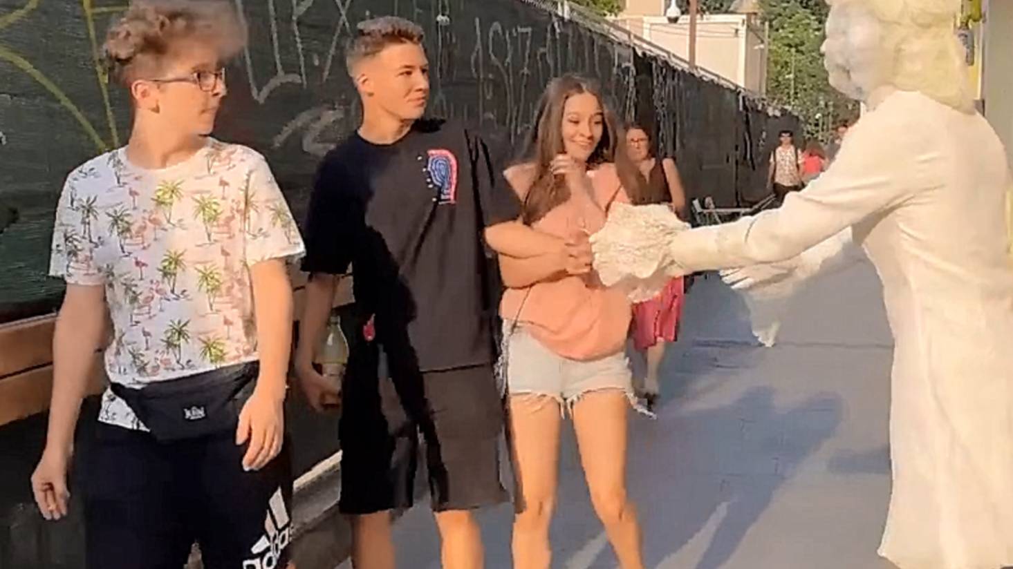 статуя пугает прохожих смотреть онлайн