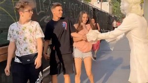 статуя пугает прохожих