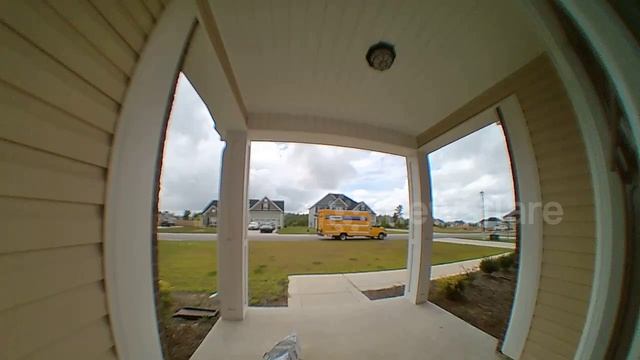 US delivery driver dances for doorbell camera after dropping off parcel смотреть онлайн