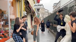 статуя пугает людей на улице