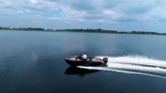 Torqeedo Deep Blue 50RL - The Fully Electric Speedboat Flying Shark 5.7