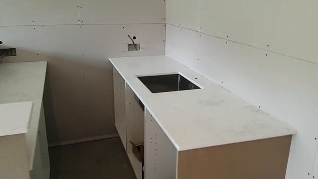 Cashmere white quartz worktop with breakfast bar done by Southern Stoneworks in Haywards Heath. смотреть онлайн