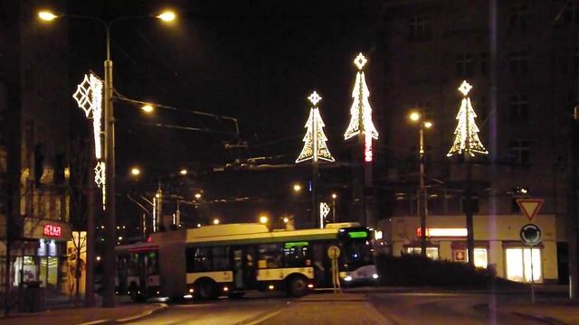 Plzeň, průjezd zatahujícího trolejbusu Škoda 27Tr Solaris смотреть онлайн