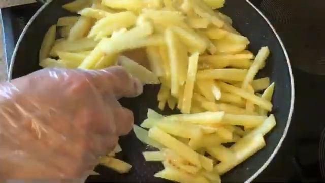 Жареные маслята с картошкой и сметаной