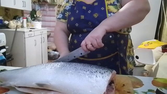 Разделала и засолила лосося, прокрутила фарш, сделала панировочный. смотреть онлайн