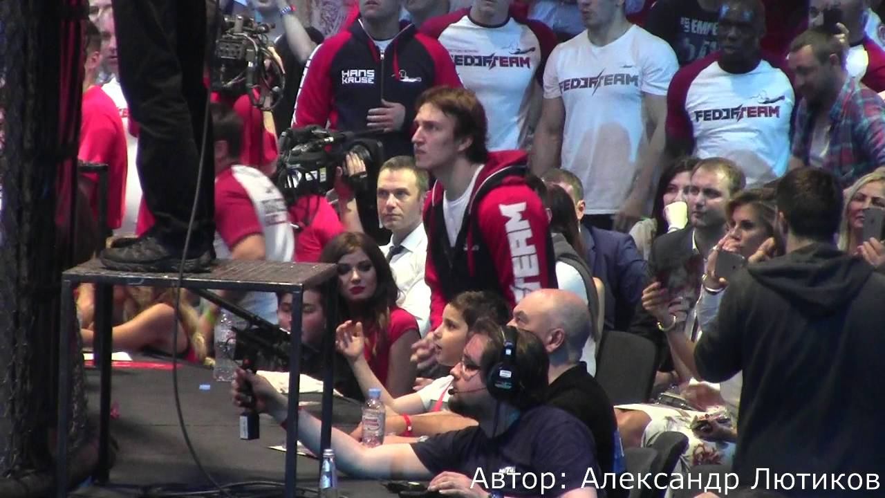 Хабиб подсказывает Федору Емельяненко. Khabib In The Fedor's Corner Before The 3rd Round