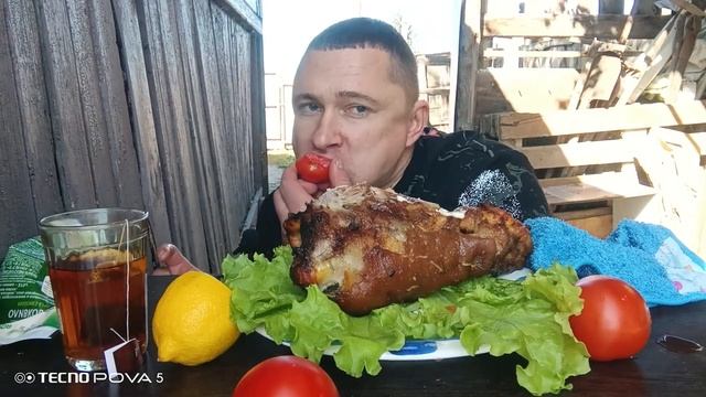 мукбанг/обжор/свиная рулька запечённая в духовке,овощи свежие/ смотреть онлайн