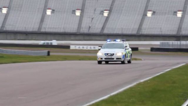Northamptonshire Police - Volvo V70 Armed Response Vehicle On Blues And Twos смотреть онлайн