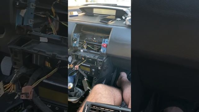 Встановлюємо автомагнітолу в сітроен С4. Частина 2 #ремонтавто #авто #механик смотреть онлайн