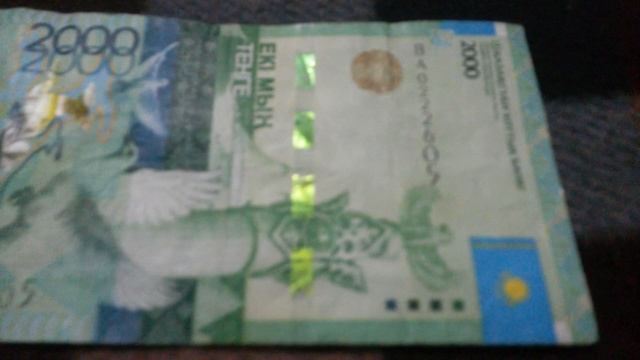 БАНКНОТА 2000 ТЕНГЕ № серии ВА0222605 на байковой поверхности Пятого Января - ДЕНЕЖНЫЙ ПОТОК смотреть онлайн
