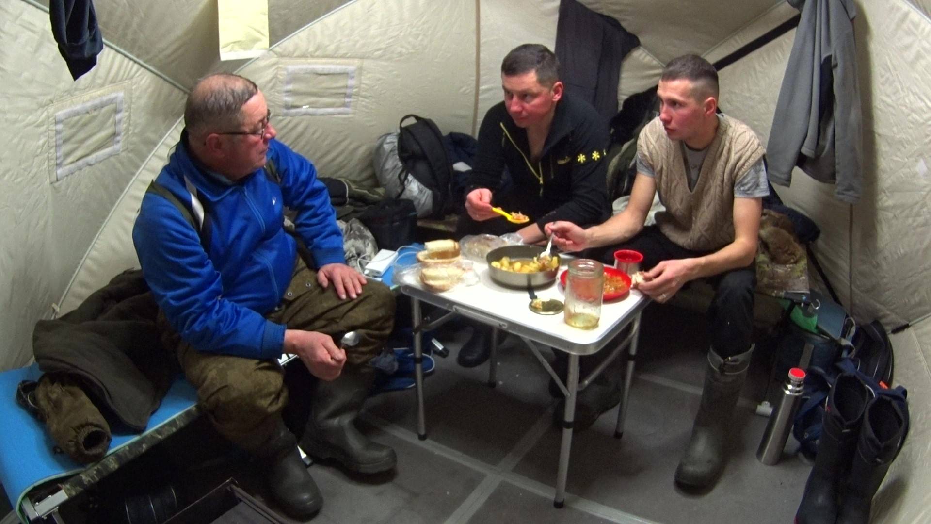 СУПЕР ОТКРЫТИЕ ПЕРВОГО ЛЬДА !РЫБАЛКА С НОЧЕВКОЙ В ПАЛАТКЕ !РЕКА ИЖ.КЛЮЕТ ВСЕ ОКУНЬ,ЩУКА,СУДАК,ЛЕЩ.