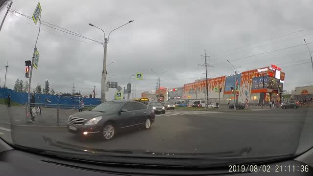 Разворот на зелёный свет. Поворачивающие на красный + зелёную стрелку не уступают.