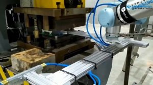 Работа Universal Robots с двумя прессами_v720P