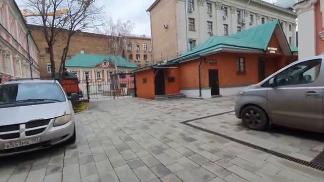 Богоявленский мужской недействуюший монастырь в Москве  в Китай-городе. Основан в конце XIII века.