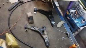 Замена передних рычагов подвески Мицубиси Каризма