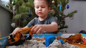 Раскапываем гору с песком, чтобы найти Синий Трактор