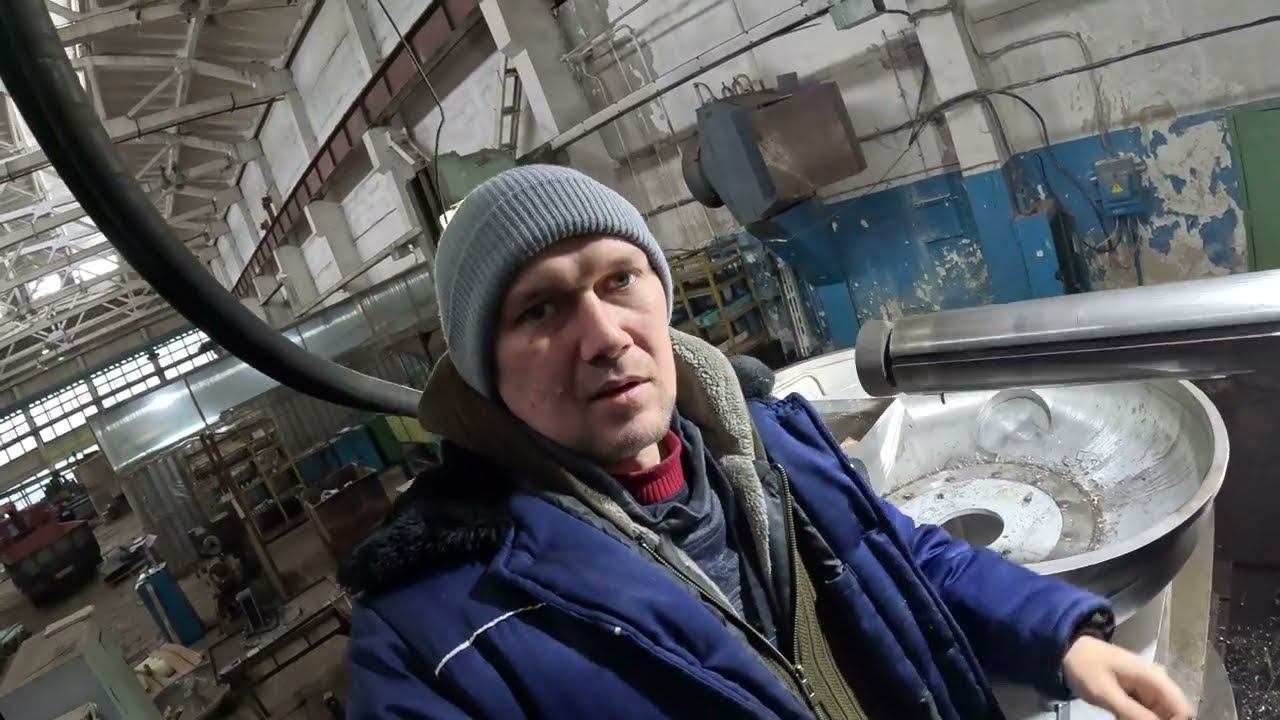 ОТец торцует станину на горизонтально расточном 2А656РФ1