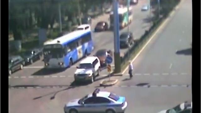 Bus hits police car in Almaty смотреть онлайн