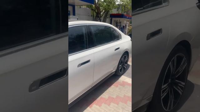 BMW ki electric car charge in indian petrol pump 🫣🫣 || This car worth 2 CR смотреть онлайн