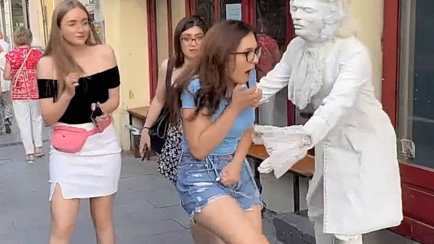 статуя пугает людей смотреть онлайн