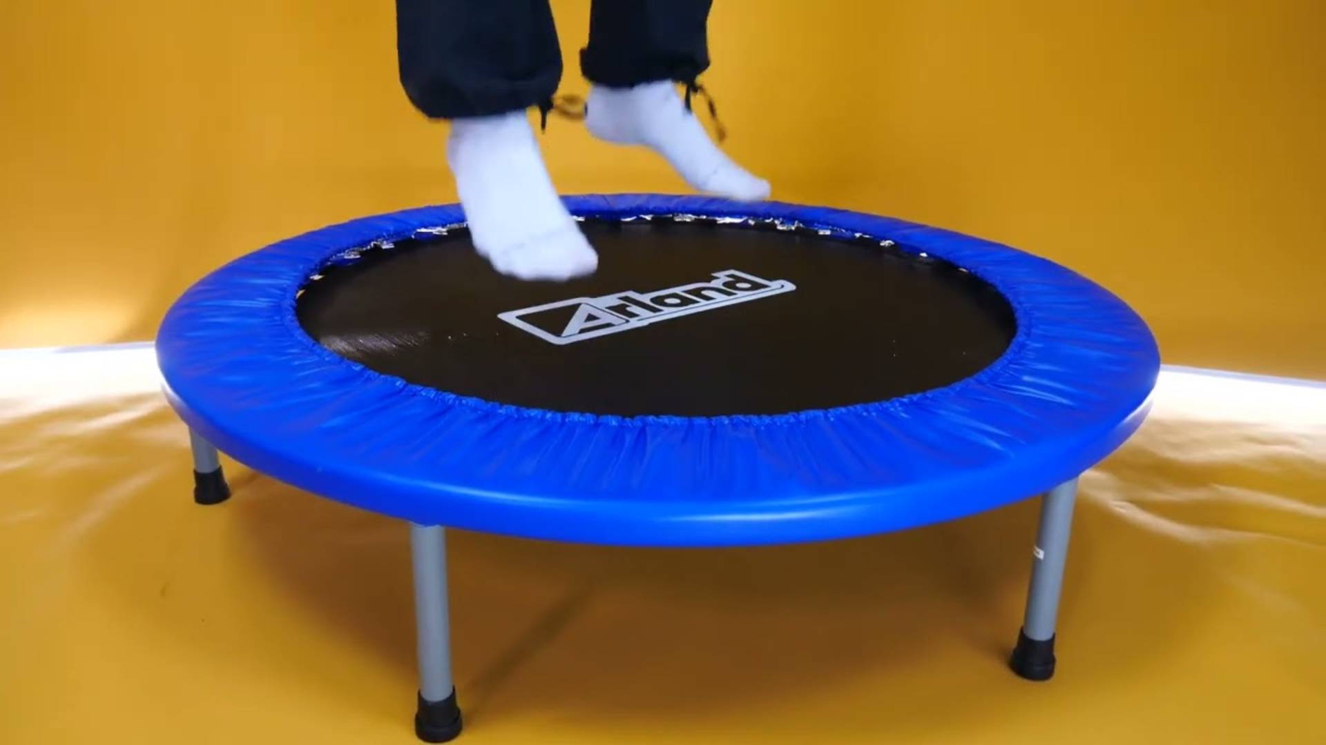 Обзор и сборка мини батута от ARLAND смотреть онлайн