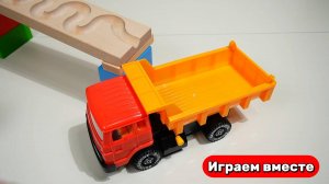 Играем в машинки 🚚 Запускаем шарики по горке в машинки 🟠🟢 Видео для детей