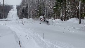 Снегоход AODES SNOWCROSS 1000 в горку в глубоком снегу