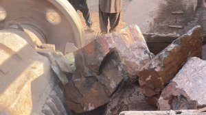 Строительство, дробление щебёнки