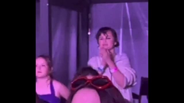 selena ignores justin bieber at the taylor swift concert |justin caught staring at selena смотреть онлайн