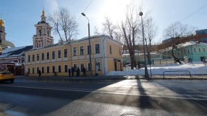 Церковь св. Алексия, митрополита Московского, находится на углу Николоямской и Малой Алексеевской