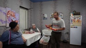 Получили пенсии заехали в продуктовый магазин показываем что мы купили