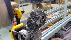 Процесс сборки двигателя мотоцикла.