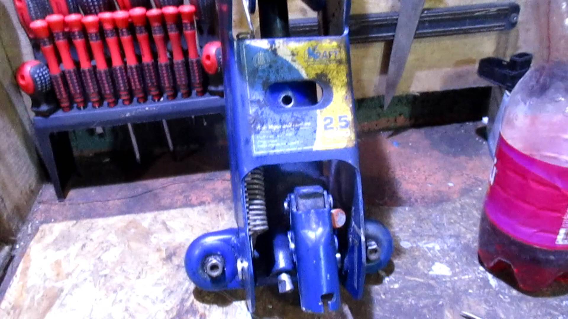 Не держит подкатной домкрат. Устраняем причину. смотреть онлайн