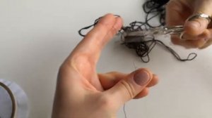 Как вставить нитку в иголку и завязать узелок. Вышивка в одну нить.