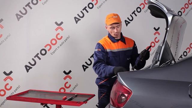 Jak wymienić sprężyna gazowa pokrywy bagażnika w PEUGEOT 407 TUTORIAL | AUTODOC смотреть онлайн