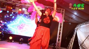 夜上海风情舞动—活力四射的扇子舞点燃不夜城！