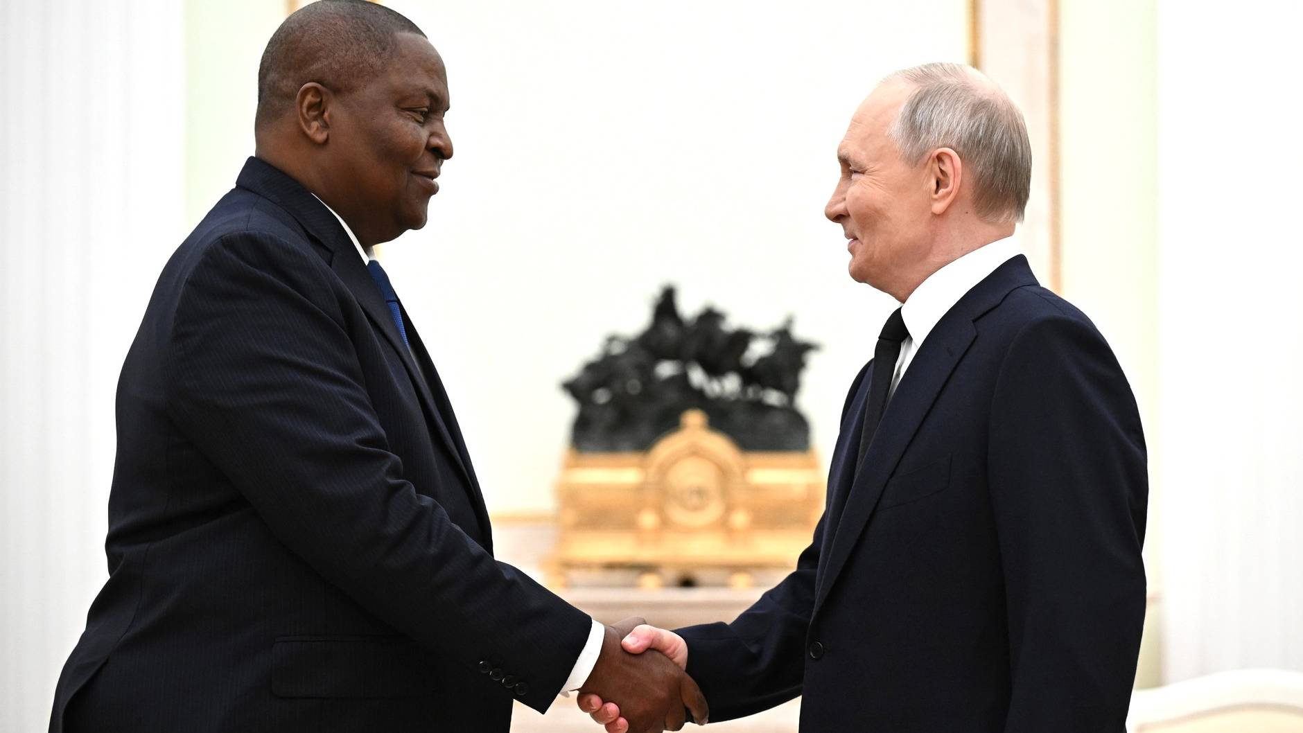 Президент России Владимир Путин провел переговоры с Президентом ЦАР Фостеном Арканжем Туадерой смотреть онлайн