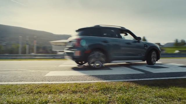 2021 MINI Countryman Test Drive | The Extra Mile Acceleration Challenge | MINI X Thrillist (:30) смотреть онлайн