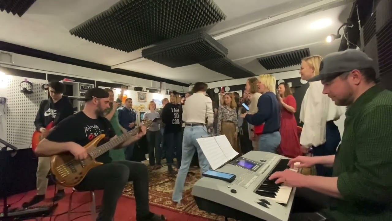 “Let’s get loud” смотреть онлайн