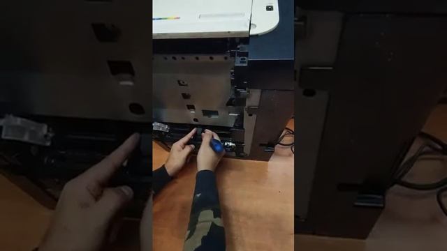 Замена ролика захвата бумаги на принтере HP M1415 смотреть онлайн