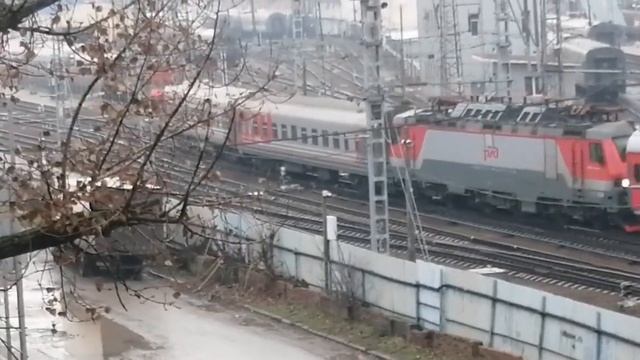 Тепловоз ЧМЭ3 3292 тащит ЭП20 031 с вагонами. смотреть онлайн