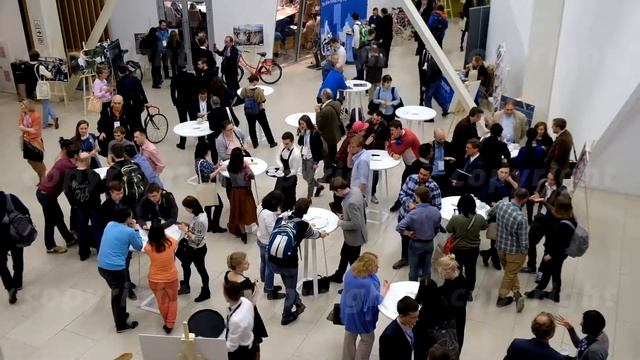 People take buns with raisins on a coffee break at a conference смотреть онлайн